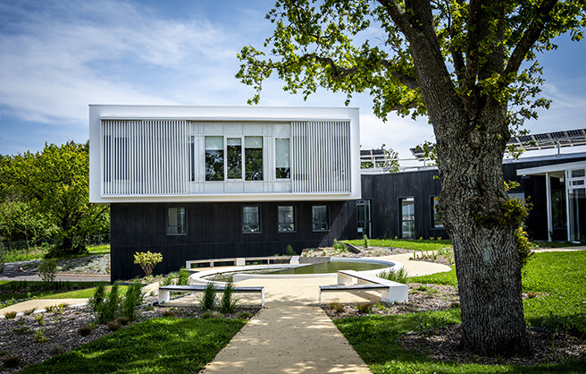 Espace de travail moderne et lumineux