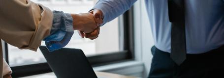 Illustration d'une poignée de main lors de la négociation annuelle obligatoire