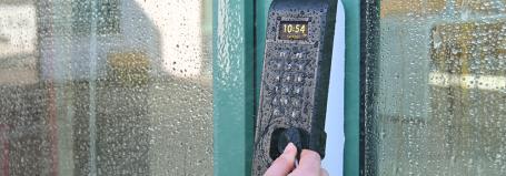 Comment choisir votre pointeuse robuste selon votre environnement de travail