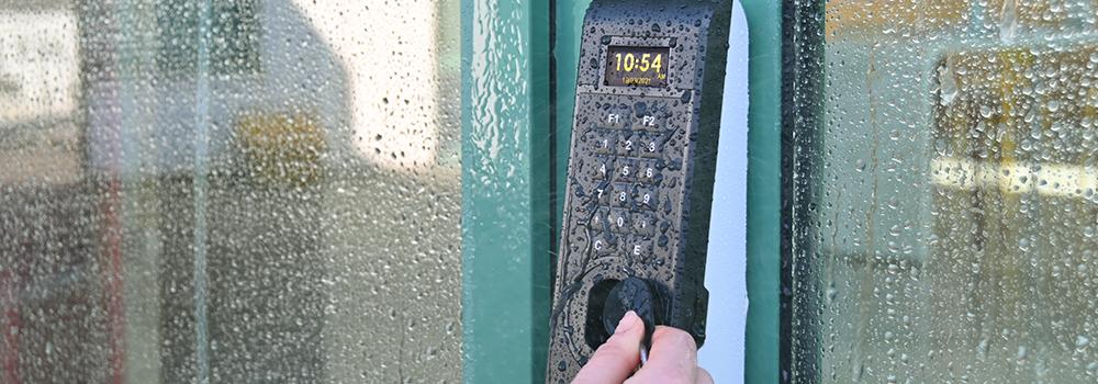 Comment choisir votre pointeuse robuste selon votre environnement de travail