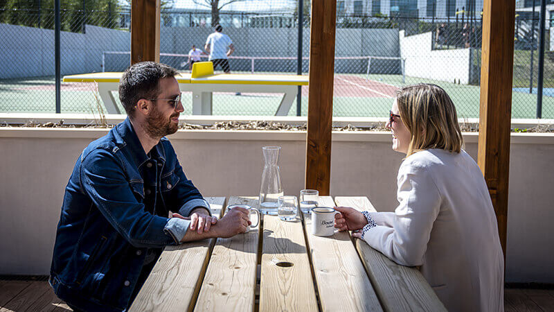 Pause caf&eacute; sous la pergola